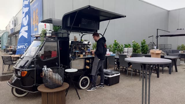 Mobiele koffiekar als informeel cateringpunt op een evenement