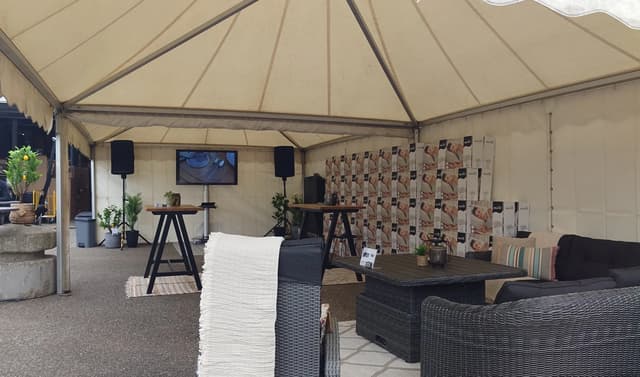 Externe eventlocatie met ingerichte presentatietent